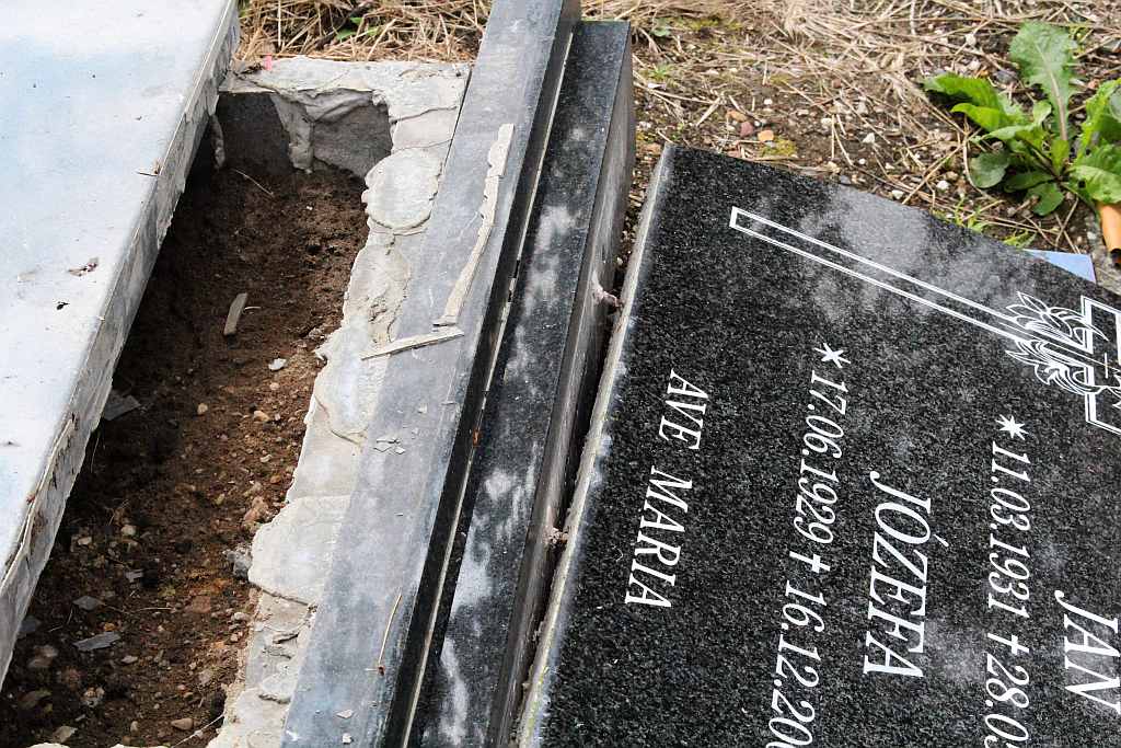Połamali krzyże na cmentarzu przy Wrocławskiej