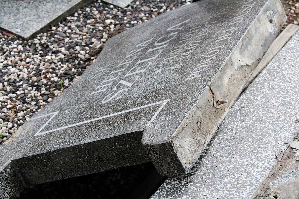 Połamali krzyże na cmentarzu przy Wrocławskiej