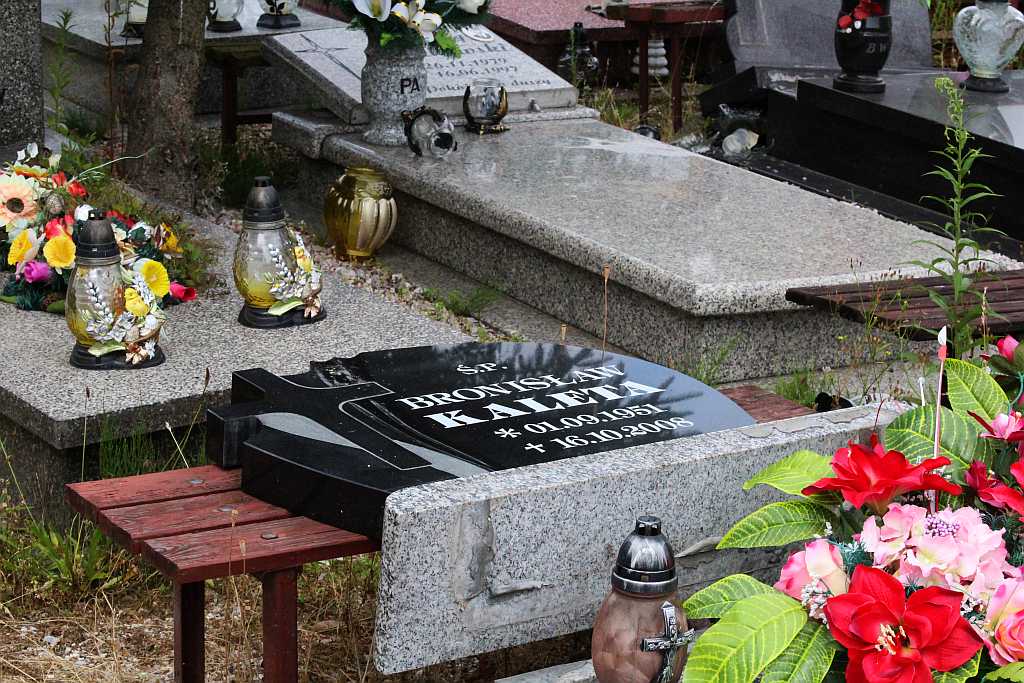 Połamali krzyże na cmentarzu przy Wrocławskiej