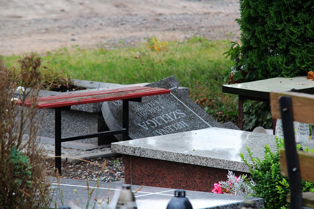 Połamali krzyże na cmentarzu przy Wrocławskiej