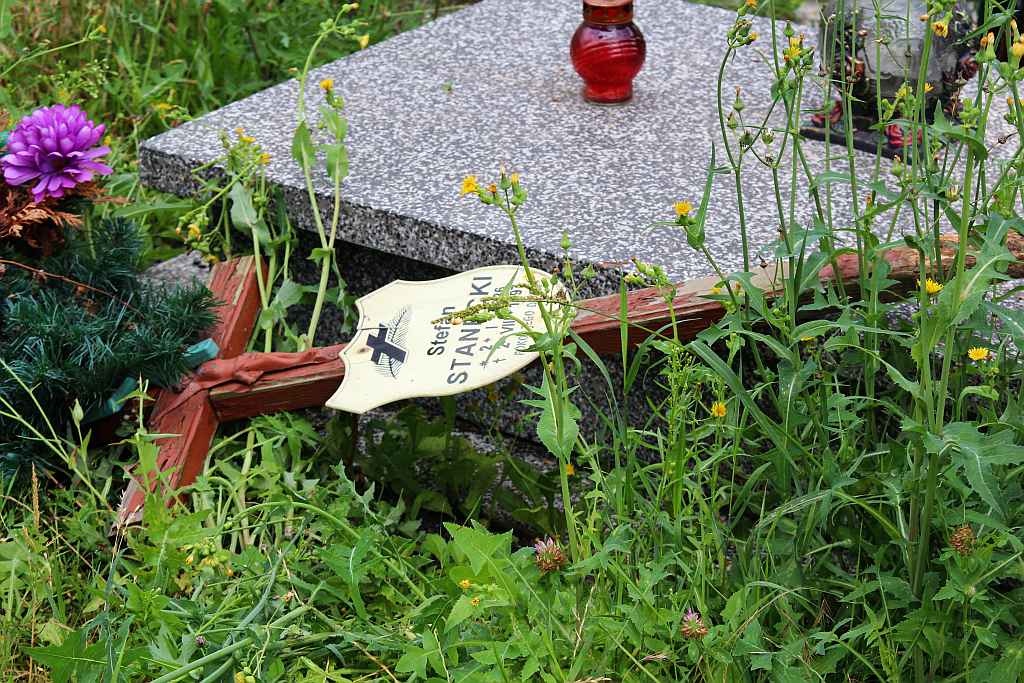 Połamali krzyże na cmentarzu przy Wrocławskiej