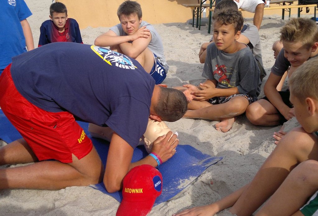Młodzi szczypiorniści uczą się … ratować życie