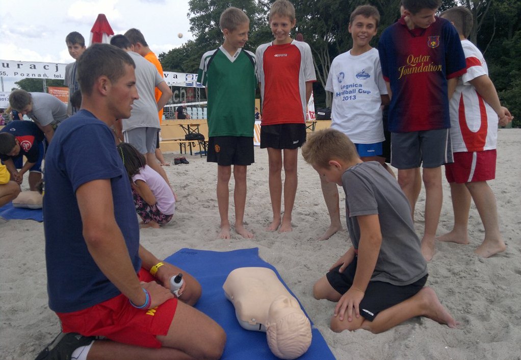 Młodzi szczypiorniści uczą się … ratować życie