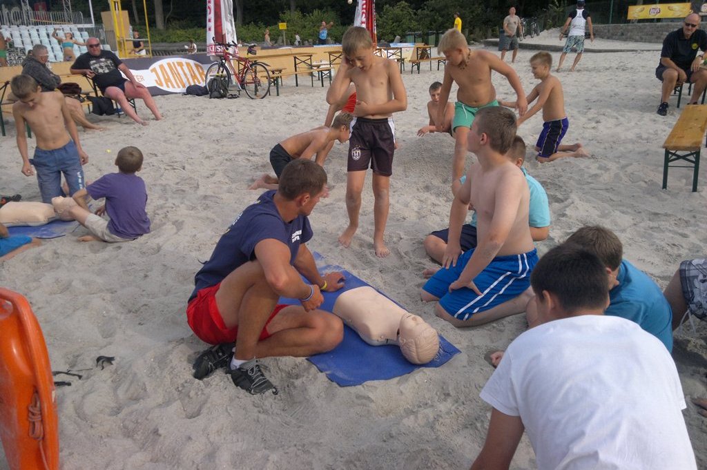 Młodzi szczypiorniści uczą się … ratować życie