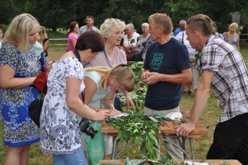 Szczepili drzewka i układali ikebany z kwiatów