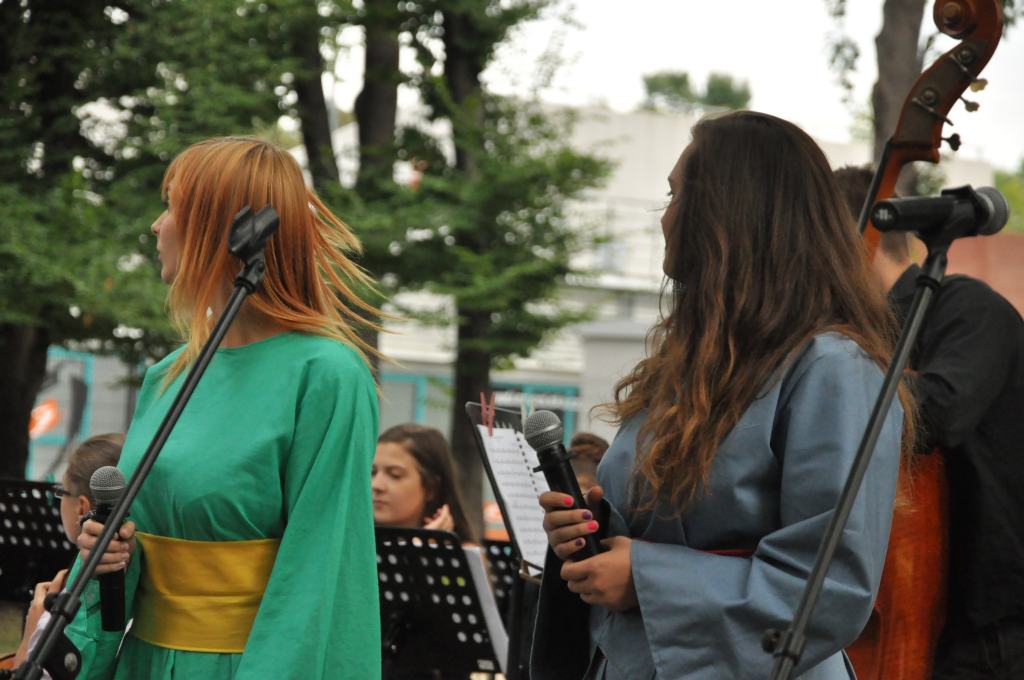Pochwalili się musicalem w parku
