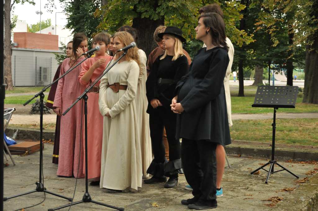 Pochwalili się musicalem w parku