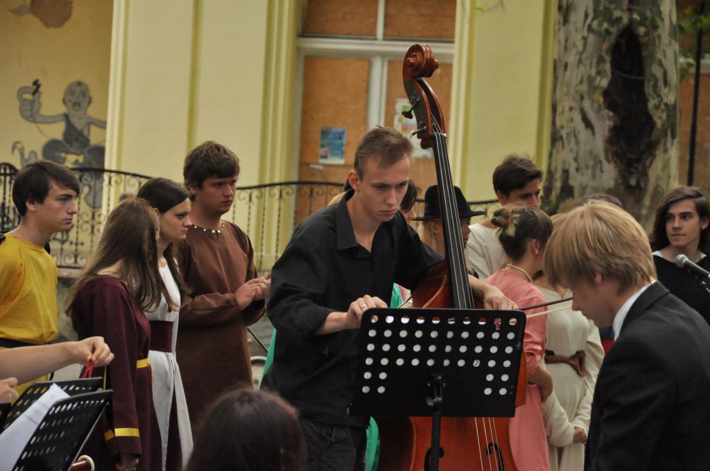 Pochwalili się musicalem w parku