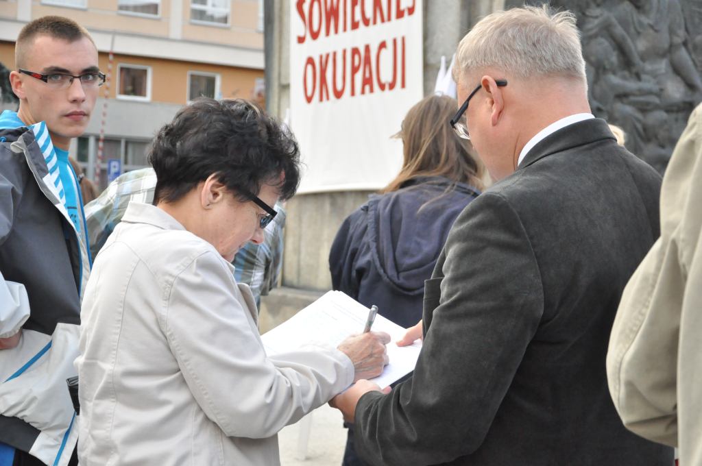 Chcą pozbyć się pomnika z Placu Słowiańskiego