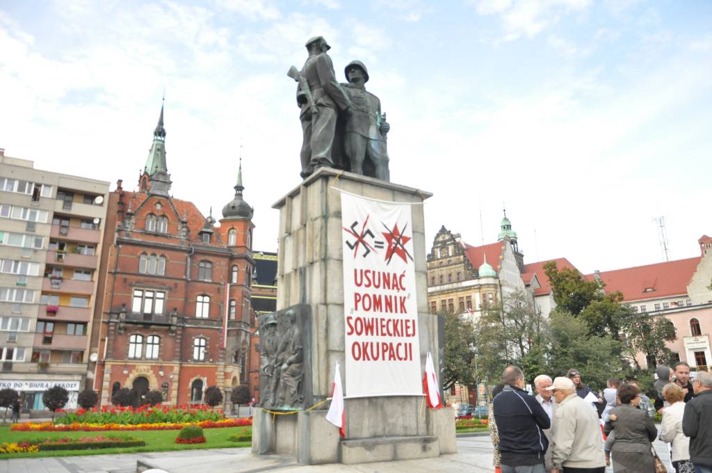 Chcą pozbyć się pomnika z Placu Słowiańskiego