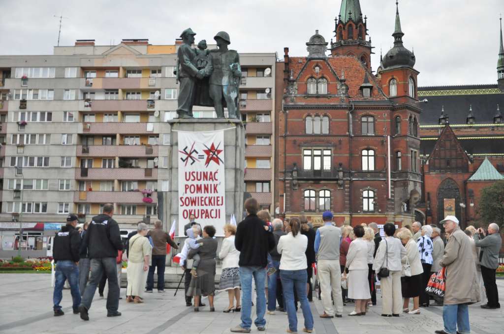 Chcą pozbyć się pomnika z Placu Słowiańskiego