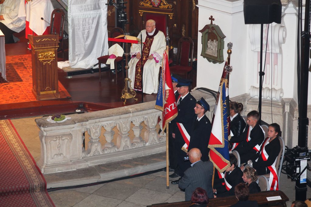 Uroczystość nadania i poświęcenia sztandaru szkoły