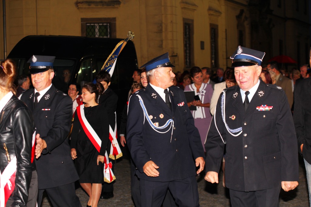 Uroczystość nadania i poświęcenia sztandaru szkoły