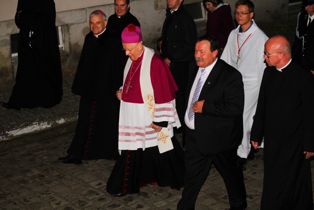 Uroczystość nadania i poświęcenia sztandaru szkoły