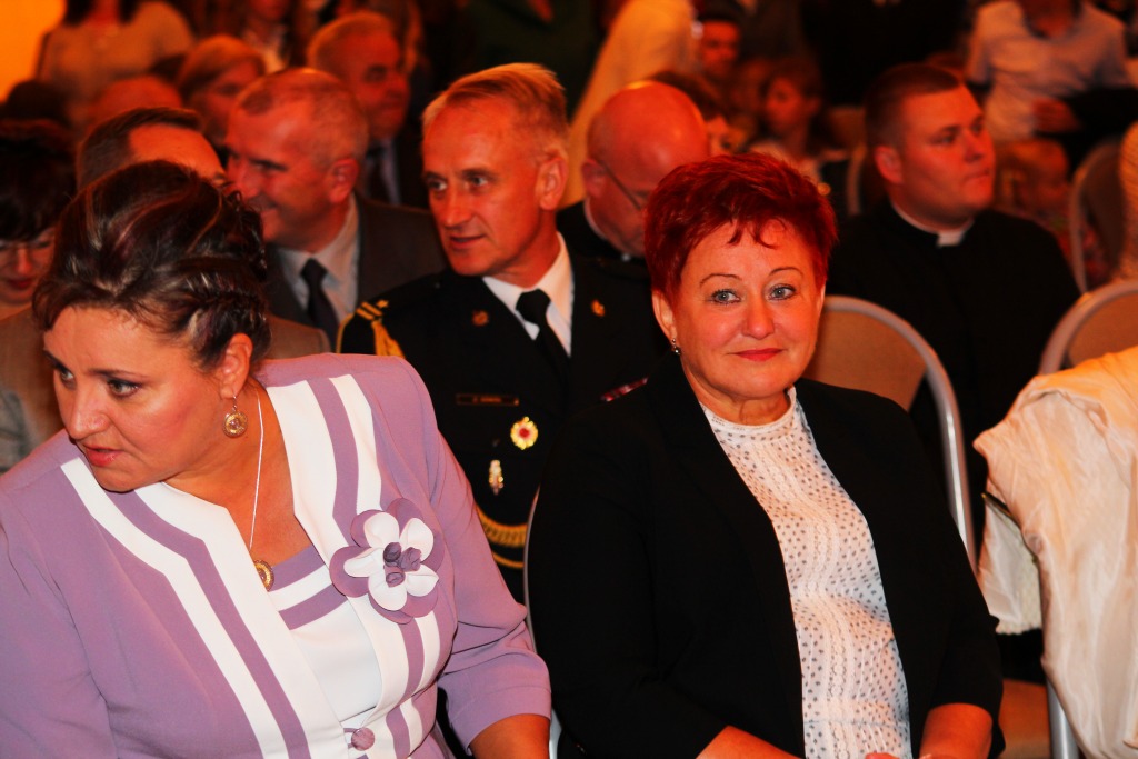 Uroczystość nadania i poświęcenia sztandaru szkoły