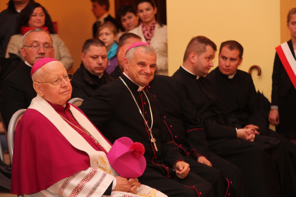 Uroczystość nadania i poświęcenia sztandaru szkoły