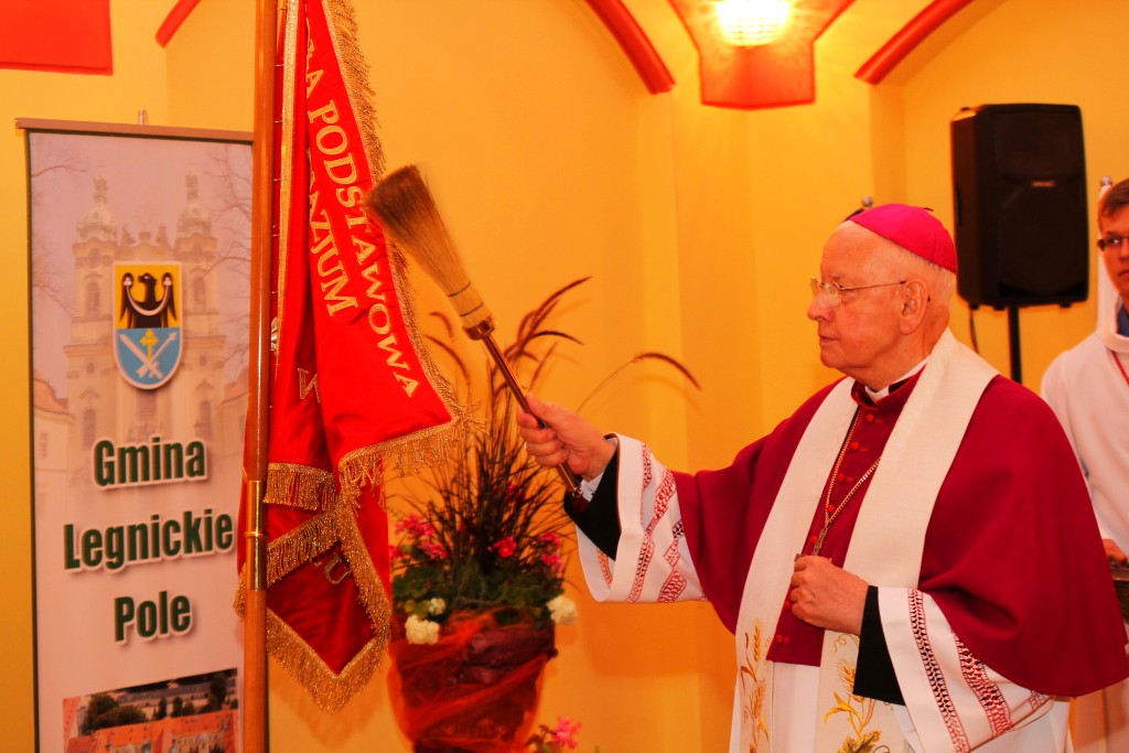 Uroczystość nadania i poświęcenia sztandaru szkoły