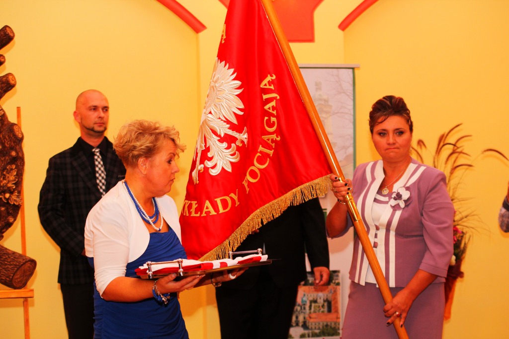 Uroczystość nadania i poświęcenia sztandaru szkoły