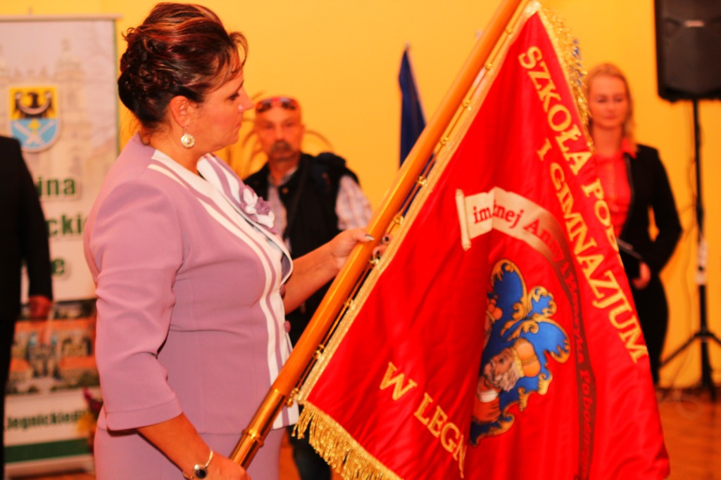 Uroczystość nadania i poświęcenia sztandaru szkoły