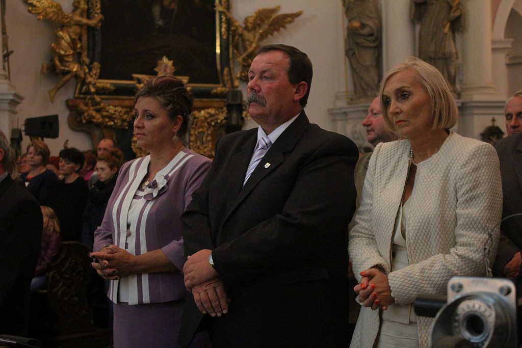 Uroczystość nadania i poświęcenia sztandaru szkoły