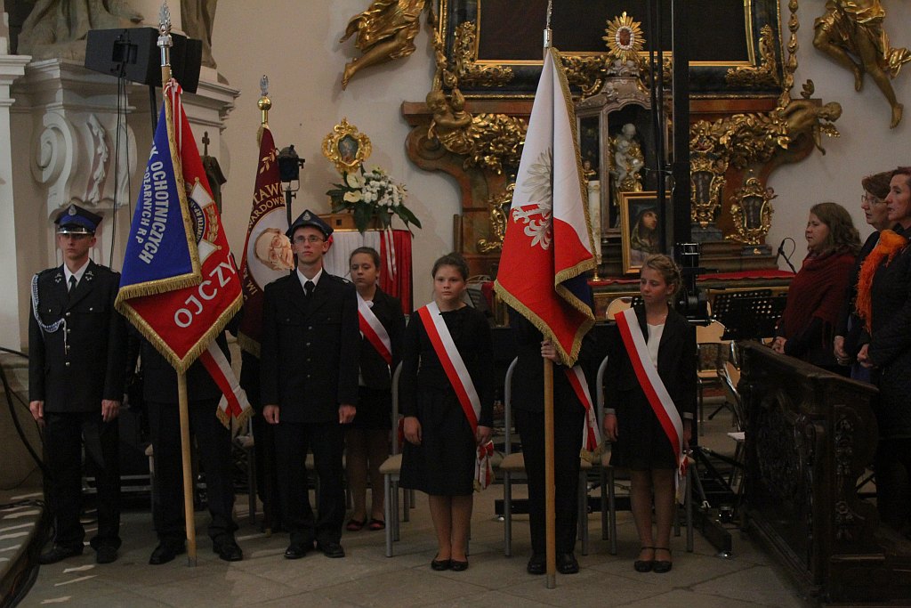 Uroczystość nadania i poświęcenia sztandaru szkoły