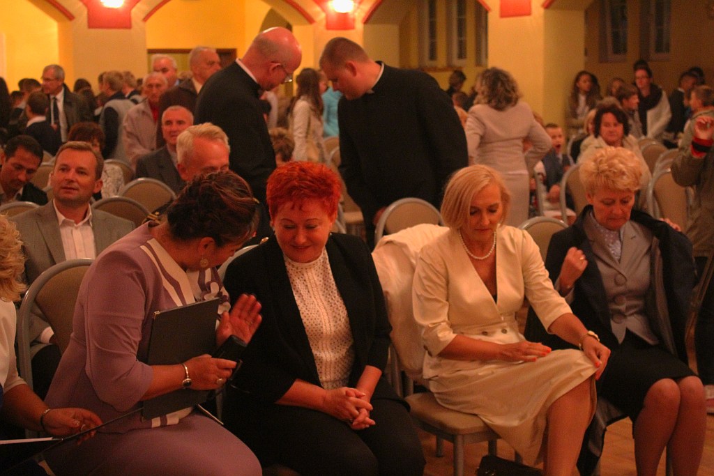 Uroczystość nadania i poświęcenia sztandaru szkoły