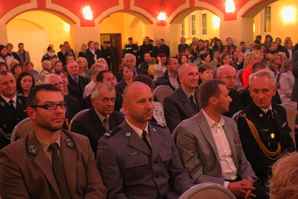 Uroczystość nadania i poświęcenia sztandaru szkoły