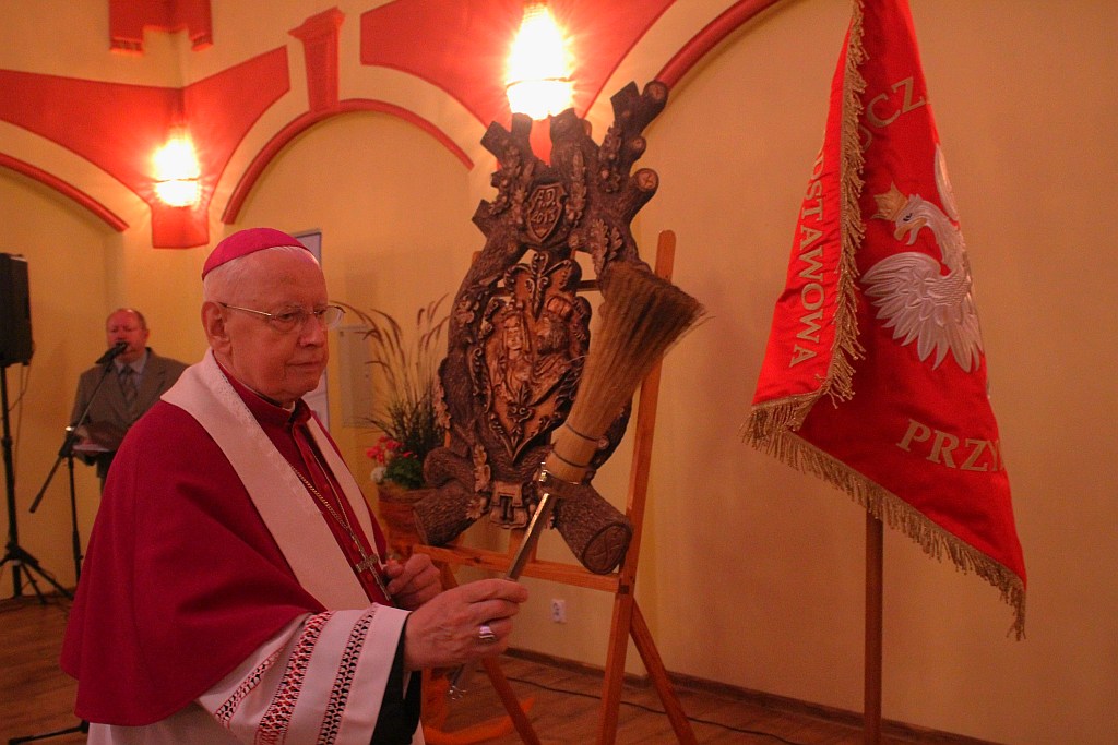 Uroczystość nadania i poświęcenia sztandaru szkoły