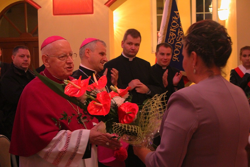 Uroczystość nadania i poświęcenia sztandaru szkoły