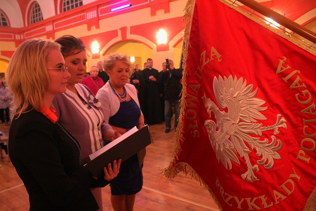 Uroczystość nadania i poświęcenia sztandaru szkoły