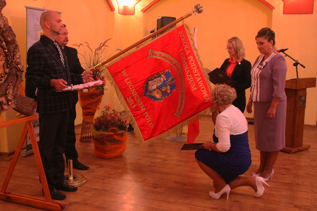 Uroczystość nadania i poświęcenia sztandaru szkoły