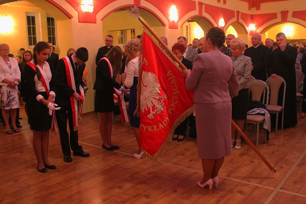 Uroczystość nadania i poświęcenia sztandaru szkoły
