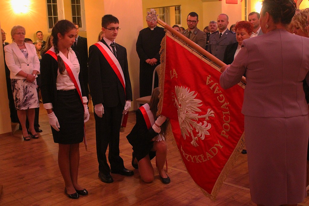 Uroczystość nadania i poświęcenia sztandaru szkoły