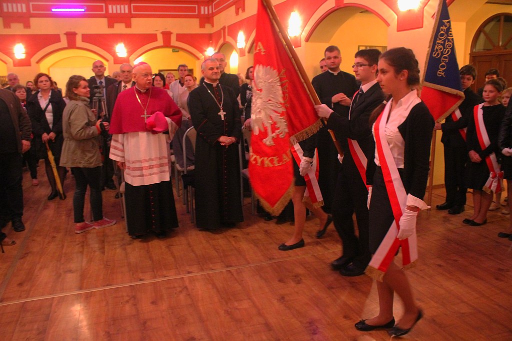 Uroczystość nadania i poświęcenia sztandaru szkoły