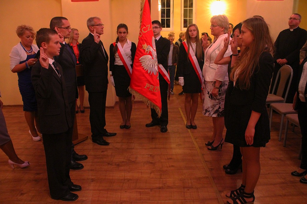 Uroczystość nadania i poświęcenia sztandaru szkoły