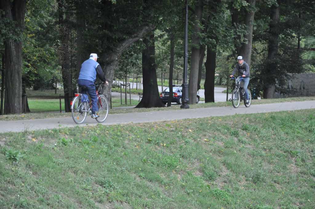 Rowerzyści nie znają parkowego regulaminu?