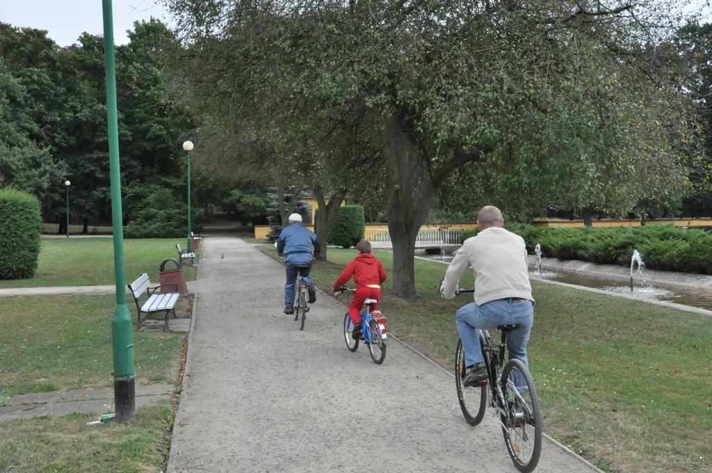 Rowerzyści nie znają parkowego regulaminu?