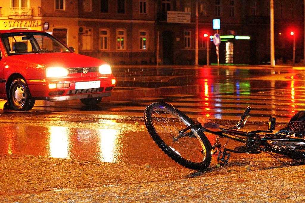 Kierujący Golfem potrącił rowerzystę