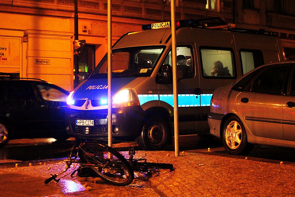 Kierujący Golfem potrącił rowerzystę