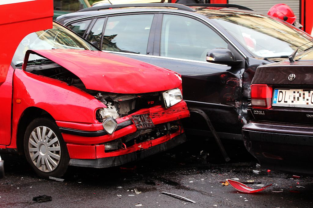 Zderzenie dwóch samochodów. Kierowcy w szpitalu