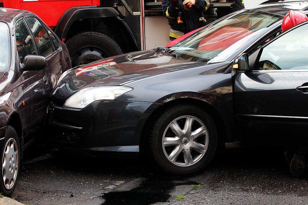 Zderzenie dwóch samochodów. Kierowcy w szpitalu