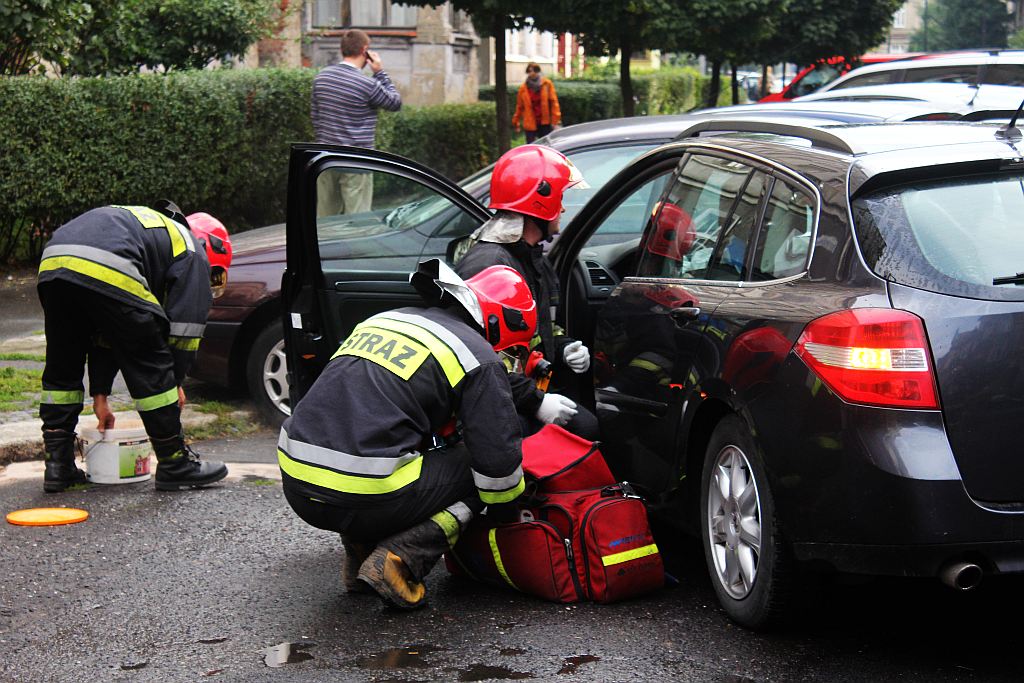 Zderzenie dwóch samochodów. Kierowcy w szpitalu