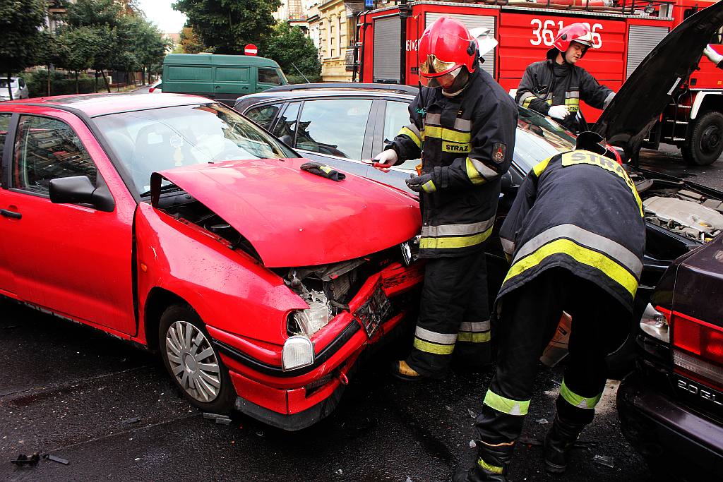 Zderzenie dwóch samochodów. Kierowcy w szpitalu