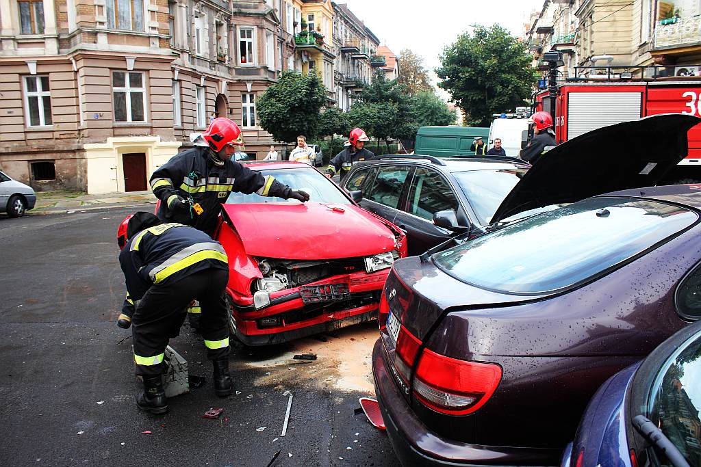 Zderzenie dwóch samochodów. Kierowcy w szpitalu