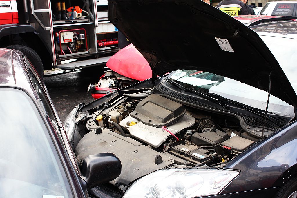 Zderzenie dwóch samochodów. Kierowcy w szpitalu