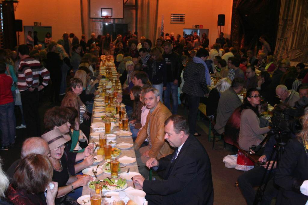 Usiedli razem przy wspólnym stole