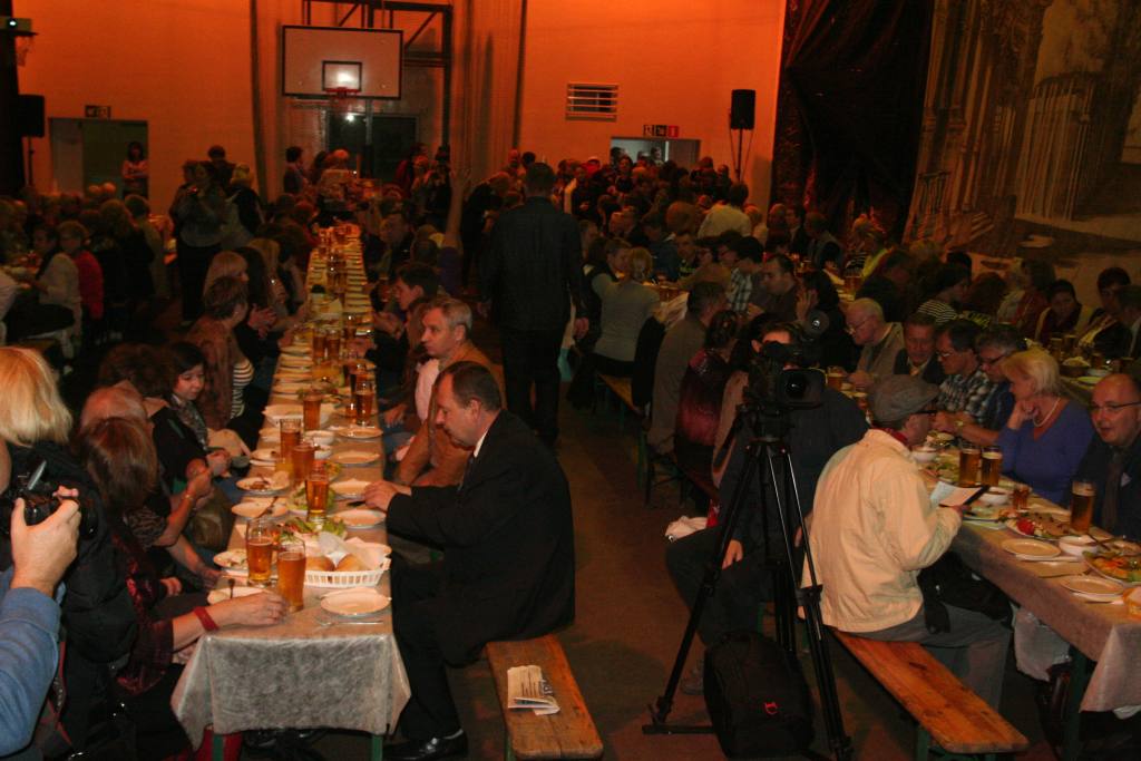 Usiedli razem przy wspólnym stole