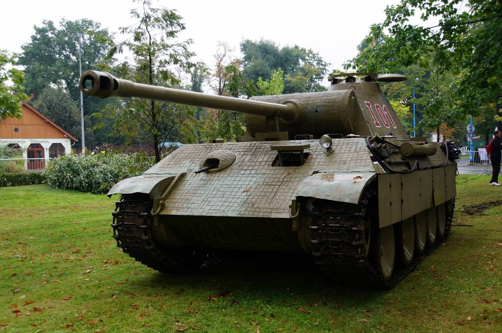 „Dwadzieścia lat po...” – wojskowe oddziały i militaria