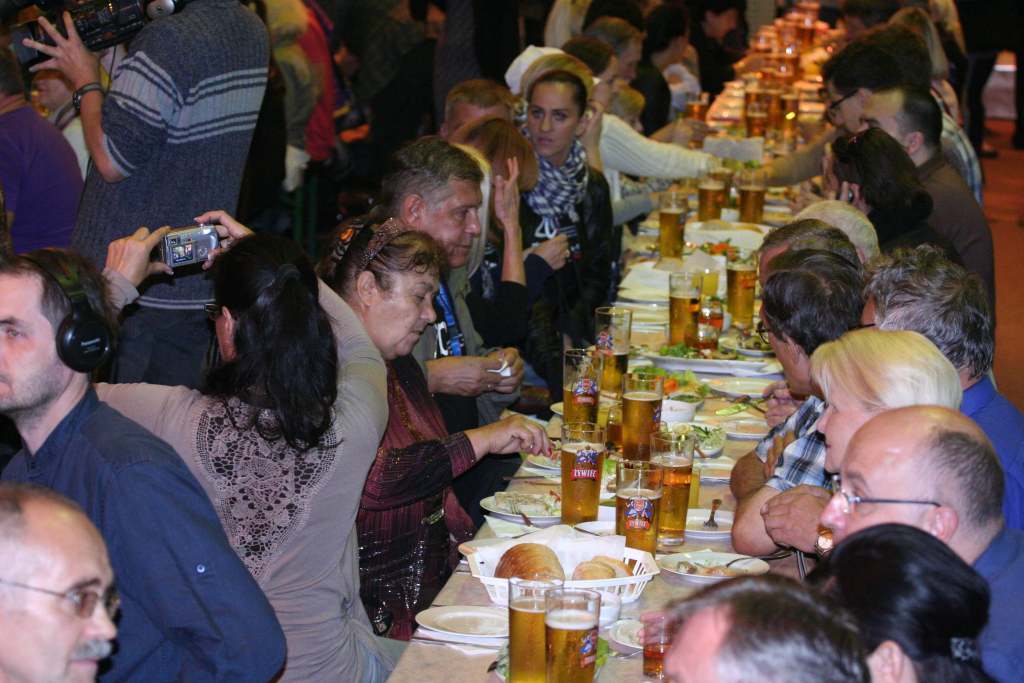 Usiedli razem przy wspólnym stole