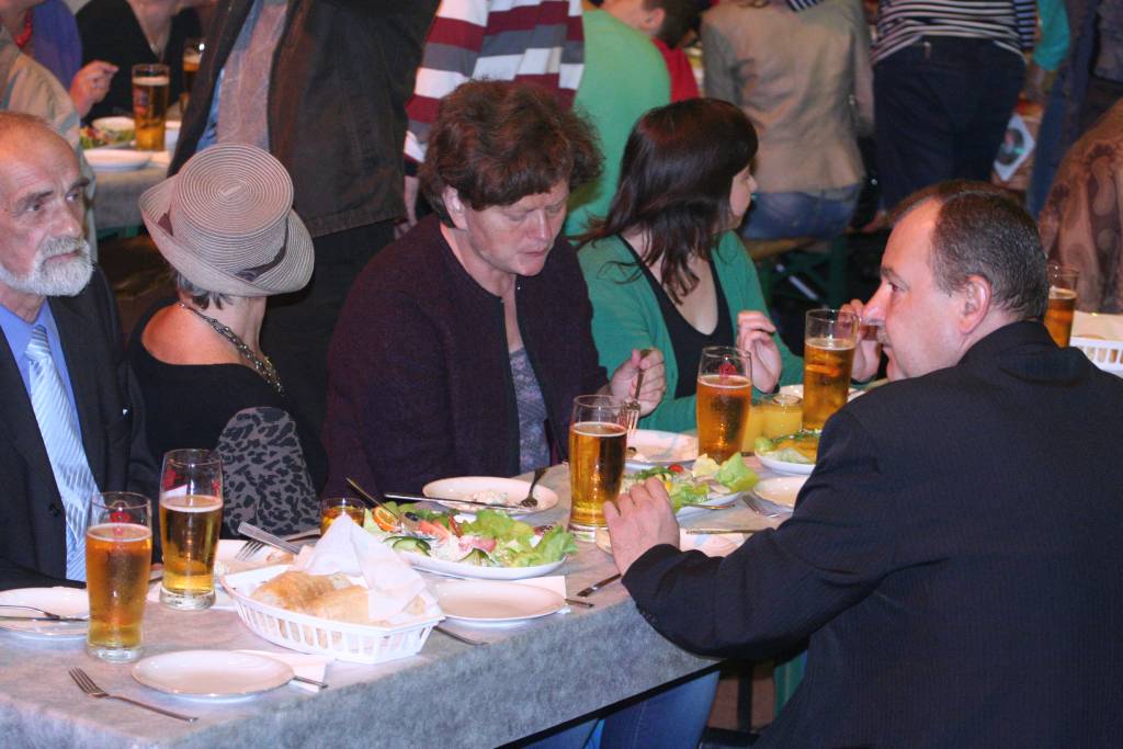 Usiedli razem przy wspólnym stole